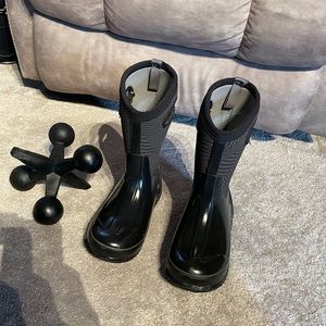 Bogs-Youth Sz 3. Excellent Condition. Some minor scrapes, barely noticeable!